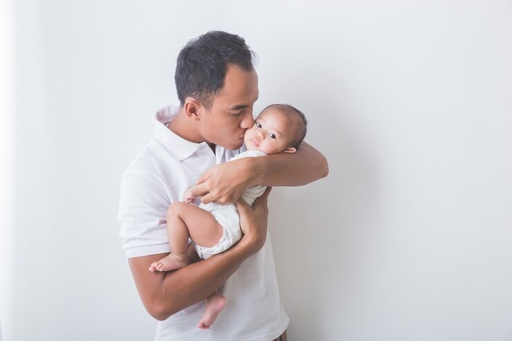 menggendong bayi, bayi manja, mitos parenting, fakta tentang bayi, tips ibu muda, ikatan emosional bayi, parenting modern, perkembangan bayi, gendongan bayi, pelukan ibu
